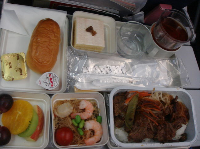 こちらは洋食、のはずですが、<br /><br />殆どアジアンですね。<br /><br />焼肉丼、シーフードサラダ、ケーキなど。<br />ドリンクメニューは、結構充実してました。<br />アルコールもフリーです。<br /><br />6H半のフライトで、14:15ホーチミン着（時差２H)<br />乗継便は、当初18:40予定でしたが、その前の便に空席が出た為、直前に変更してもらい、15:55発便でシェムリアップヘ。<br />16:55着予定でしたが、実際は16:35くらいには着いてました。<br /><br />サンドイッチが、軽食で出ましたよ。
