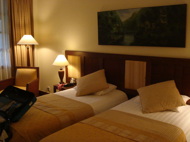 シェムリアップでのホテルは、<br /><br />ヴィクトリア・アンコールホテル＆スパ　です。<br /><br />３泊するので、快適に過ごす為ランクアップ。<br />アンコールワットにある程度近く、大通りからちょっと入った、<br />市街にも歩いていける距離のホテル、ということで選びました。<br /><br />１泊\７，５００プラスですが、５つ星の最高級ホテル！<br />部屋数も少ないので、団体客は泊まっておらず、静かでサービスも良く、とても良いホテルです。<br /><br />ここはおそらく一番安い部屋ですが、広さも十分です。<br />テーブル&amp;チェアーのあるバルコニーから向かいの大きな公園が見えます。ちょっと昼間の蝉、夜のコウモリの鳴き声は気になりましたが。<br />毎日、ベッドメイキングの時に、ホテルからのちょっとしたギフトが置いてあります。<br /><br />アメニティも揃っていましたが、こちらはリンスは使わないようで、ありませんでした。