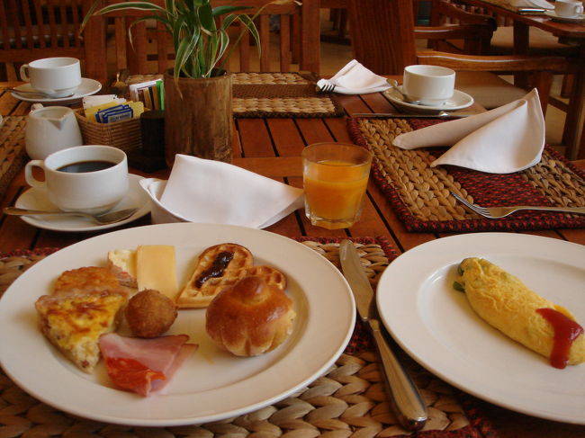 朝食ビュッフェです。<br /><br />種類はいっぱい、特にパン・ペストリーが沢山あって、<br />３日かけても全種類は食べられません。<br /><br />卵料理は今まで泊まったホテルで一番美味しかったかも。<br />あとその場で搾ってくれるフレッシュジュースが美味しい！<br />オレンジ・キャロット・アボガドなど日替わりでした。<br />