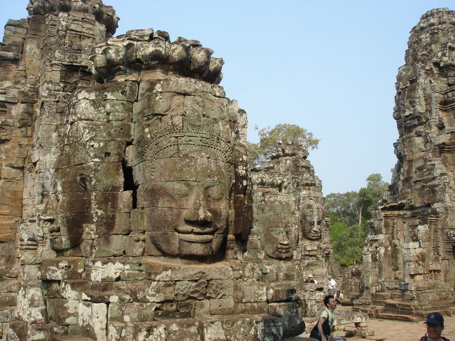 バイヨンの観世菩薩増の四面塔。<br />なんて穏やかなお顔なんでしょう。<br /><br />カンボジアには、国の資格を持ったガイドさんが、決められた制服を着て、遺跡案内をすることになっているそうです。