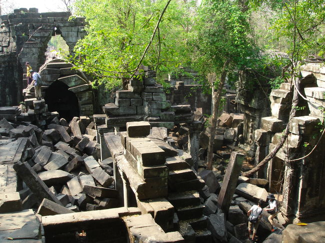 私は怖くて行きませんでしたが、卒業旅行の若者は、崩れそうな石段を奥までどんどん登っていきます。<br /><br />さすがに行き過ぎるとガイドさんに注意されてましたが・・・<br /><br />修復は全然進んでいないそうです。<br />でもここはこのまま残してほしいですね。<br />