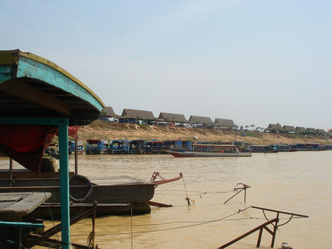 午後は、アジア１大きな湖、トンレサップ湖クルーズです。<br /><br />水上の家を眺めながら、往復1時間半くらい。<br />みんな魚や貝を取って生活しているらしく、投網をしたり、裸で泳いでいる子供もいました。<br /><br />