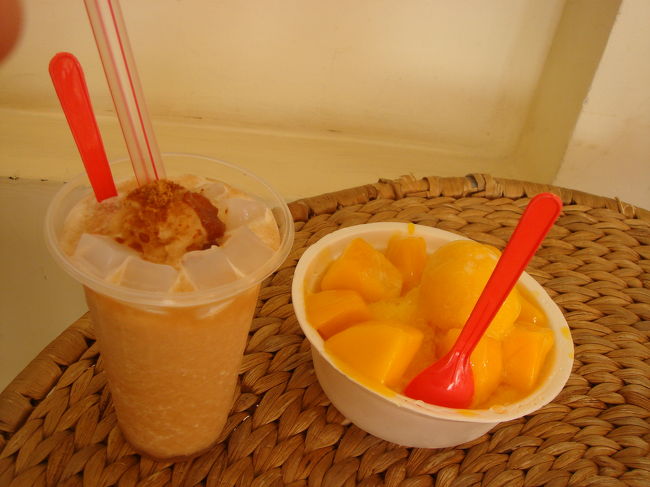 マダム・サチコのアンコールクッキーの店に併設されている、<br />トロピカルフルーツのスイーツ屋です。<br /><br />マンゴーかき氷が美味しい！<br />このマンゴーは、完熟でしたが、たまにレストランにあるマンゴー初めフルーツはみんなまだ青くて固いのは何故なんでしょう？<br /><br />もう一つは「タマリンド」というフルーツのフラッペです。<br />黒酢のような味で、さっぱりします。<br /><br />「アンコールクッキー」についてはこの後の「おみやげ編」で詳しくお伝えします。