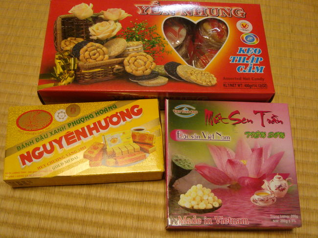 お菓子<br /><br />左の黄色いのは、ピーナッツを粉にして一口サイズに固めたものと言ったらいいでしょうか？<br />小さい箱で２０個くらい入ってます。<br /><br />奥は、ナッツや、ゴマに飴をかけたものをソースせんべいみたいな丸いせんべいにはさんであるやつです。こちらの伝統菓子みたいです。<br /><br />１３個入り６$、１６個入り７$、24個入り9$とよく分からない<br />値段設定です。<br /><br />右手前は、ハスの実の甘納豆です。<br />やわらかくて普通に美味しいです。5＄。