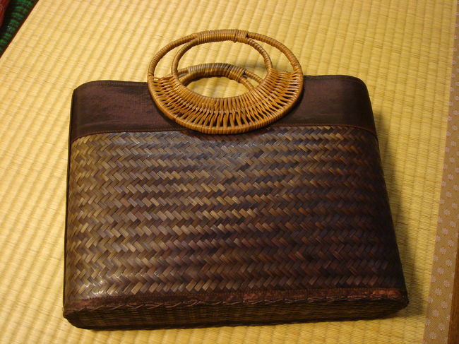 ずっと欲しかったんです、どんな服にも合いそうな籠バッグ。<br /><br />旧市街のバッグ屋さん。色んな色、大きさ、たくさんありました。<br /><br />これはＡ３サイズで、１９＄。<br />小さいのは１５＄だったかな？<br /><br />中の布の色がモスグリーンだったのが惜しかったのですが（黒のもある）<br />作りも縫製もしっかりしてたので買いです。<br /><br />同じ値段のバッグもう１つ母用に買って、合わせて２＄おまけです。<br /><br />