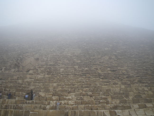 いきなりメイン。<br />ギザのピラミッドです。<br />季節的に朝はもやがかかっているそうです。