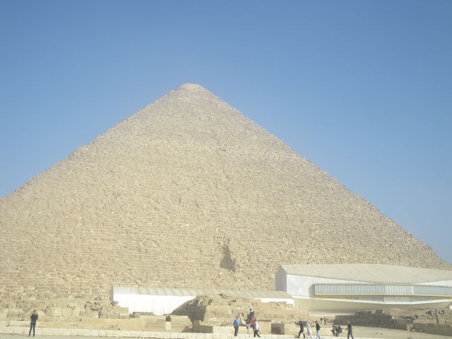 やっとまともな写真が撮れた。<br /><br />クフ王のピラミッド。