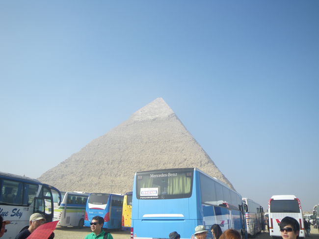 カフラー王のピラミッド。<br /><br />先っぽが違うのが特徴。