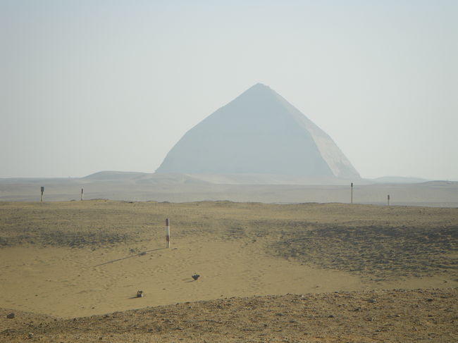これはダハシュールの屈折ピラミッドです。<br /><br />途中で計画が変わったのか？
