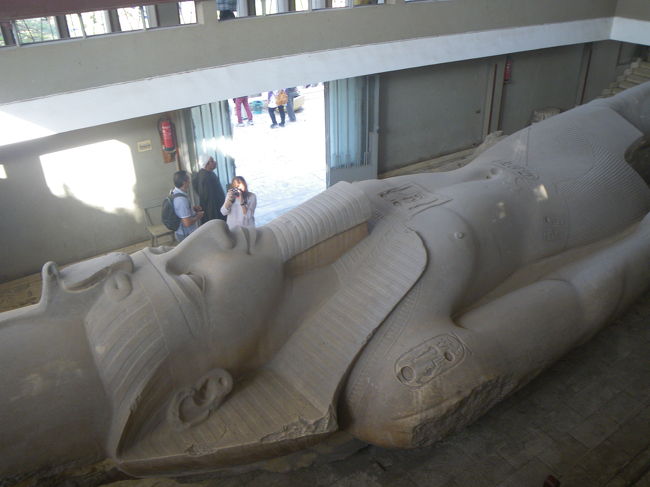 メンフィスのラムセス2世の石像です。<br />ド迫力！<br />