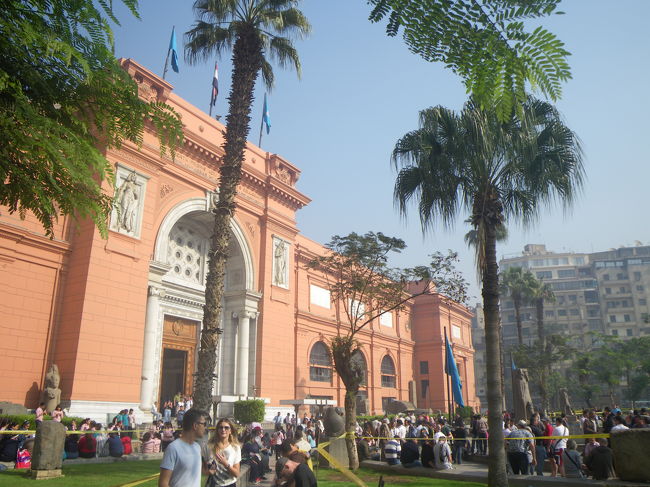 9日目。<br /><br />エジプト考古学博物館です。<br />ここはゆっくり見たかった。<br /><br />中は撮影禁止です。<br />黄金マスクやミイラなど見どころたくさん。