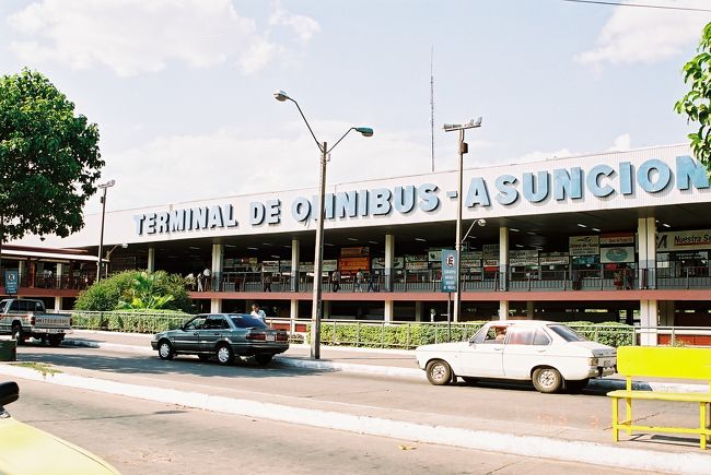 パラグアイの首都アスンシオンのバスターミナル。<br /><br />午後にここを出発し、夕方国境シウダーデルエステへ。<br />国境を越えて、タクシーでブラジルのフォスドイグアスの街に入ります。<br />フォスドイグアスの街を拠点に、滝はアルゼンチン側から見学です。
