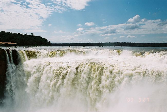 フォスドイグアスからバスで再び国境を越えて、アルゼンチン側から見学しました。<br /><br />滝壺のそばまで近づき、迫力ある光景に迫ります。