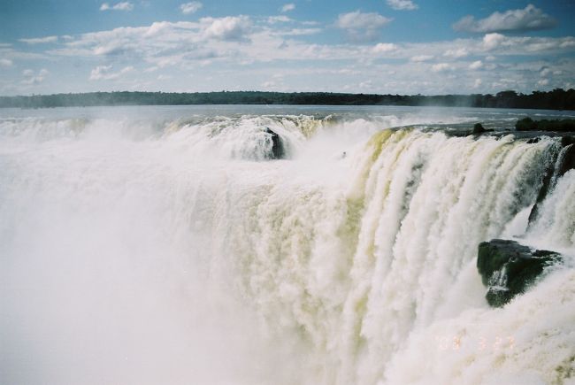 水しぶきが雨のようにふります。