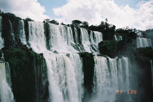 私の印象での名瀑対決。<br />どちらかというとジンバブエのビクトリア滝のほうが好みかな。<br />これは訪れた時期の水量や天候に左右されますが。<br />迫力ではイグアスですが、美しさも含めるとビクトリア滝のほうが、私の好みです。