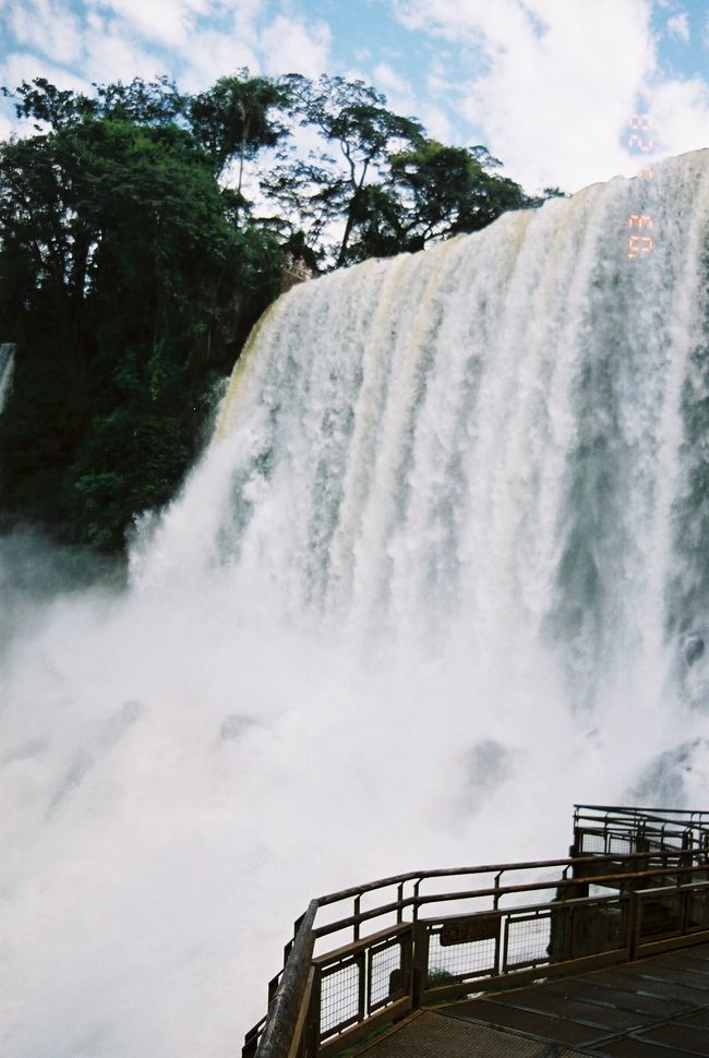 かなり近くまで迫れますが、水しぶきと轟音が激しいです。