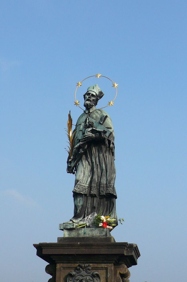 カレル橋で最も古いネポムツキー像