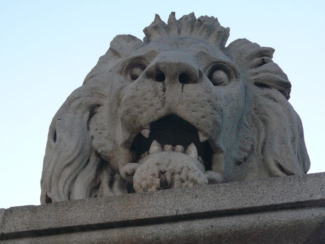 くさり橋たものにある舌のないライオン