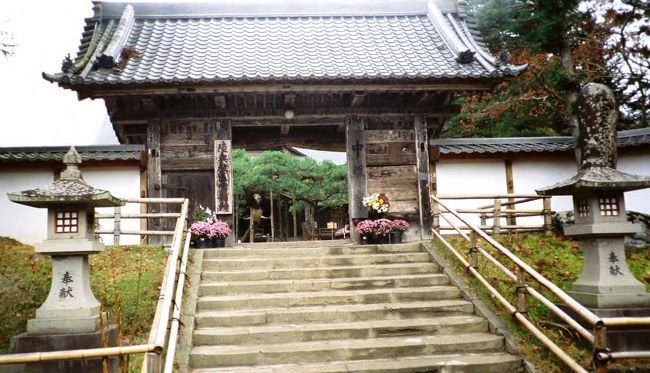 中尊寺<br />岩手県は仏教信仰の深い土地であり、やはりここが中心かと思われました。<br />こちらでも、地元と暖かく言葉を交わせた事が忘れられません。<br />都の泉涌寺の様に、一山全部がありがたい仏閣でした。