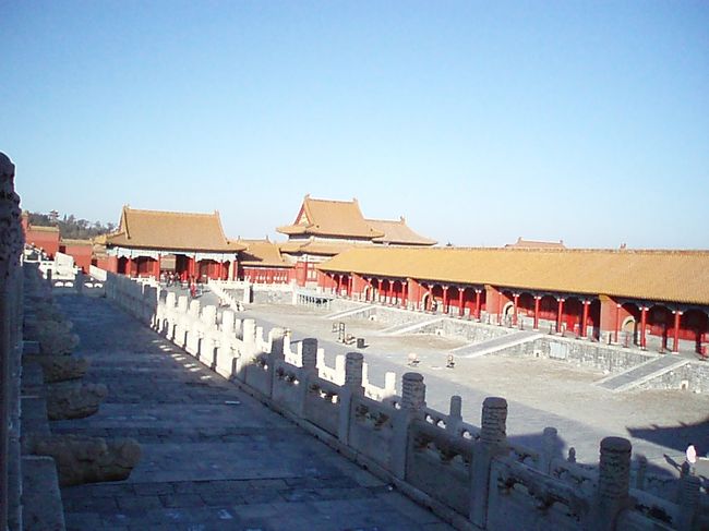 この時期の北京は、昼間でも０度前後です。<br />寒いです・・・。<br /><br /><br />写真では、なんだか暖かそうな空の色＾＾