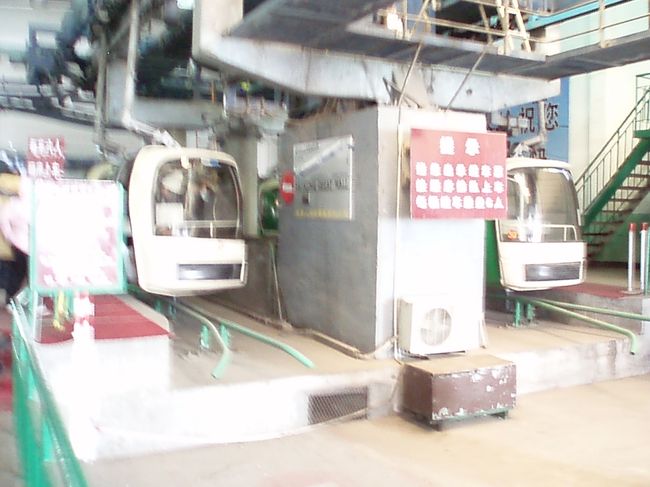 タクシーチャーターさせていただきました。<br />１日チャーター、１台９０００円程でした。<br /><br />日本からalan1という予約サイトを通じて予約してから<br />行ったので、現地手配等をしないですむので楽＾＾<br />ドライバーさんは、日本語堪能！<br />何年も日本に留学してたとか・・・！<br /><br />北京は通勤ラッシュで渋滞がすごいので、<br />朝早めに出ました。７時頃。<br />あまり渋滞にはまらず１時間ちょいで長城に！<br /><br />車に乗っていてもどんどん冷え込む車内。。。<br />窓が凍った！パリパリと・・・<br /><br />