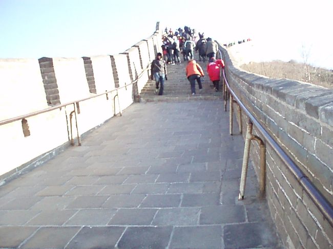 さて登りますか！<br /><br /><br />すごく急な坂に急な階段が続いております。<br />すっべたら、まっさかさまに落ちそうなくらい。