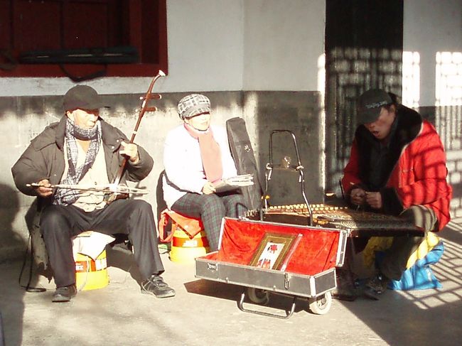 園内には、色々な物売りやこのように演奏をする人など<br />たくさんの人がいて、おもしろかったです＾＾<br /><br /><br />広いのですべてはまわれず・・・でしたが行けてよかった！