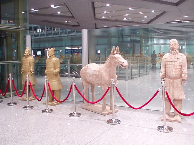 夕飯は、日本でも有名なティンタイフォン！<br /><br />台湾本店の小籠包のお店です。<br /><br />大好きなんで台湾・日本・上海店と行きましたが・・・<br />あまり日本と変わらないお値段。。。<br /><br /><br />味はおいしかったですが＾＾<br /><br /><br /><br />写）空港での１枚