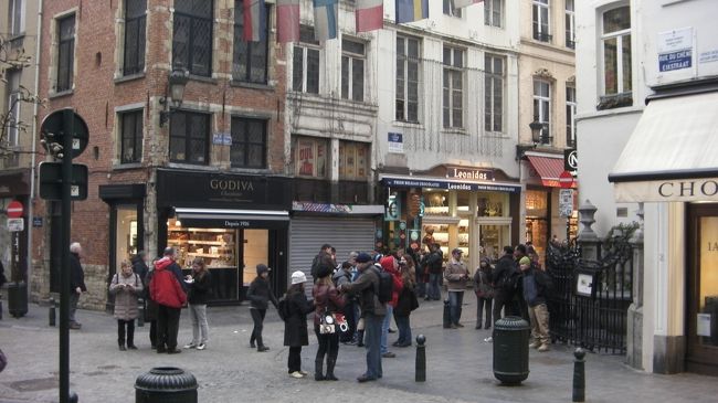 次に小便小僧のジュリアン君に会いに行きます。ジュリアン君はグランプラスから少し離れたところにあり目印としてｺﾞﾃﾞｨﾊﾞの店の前にあります。