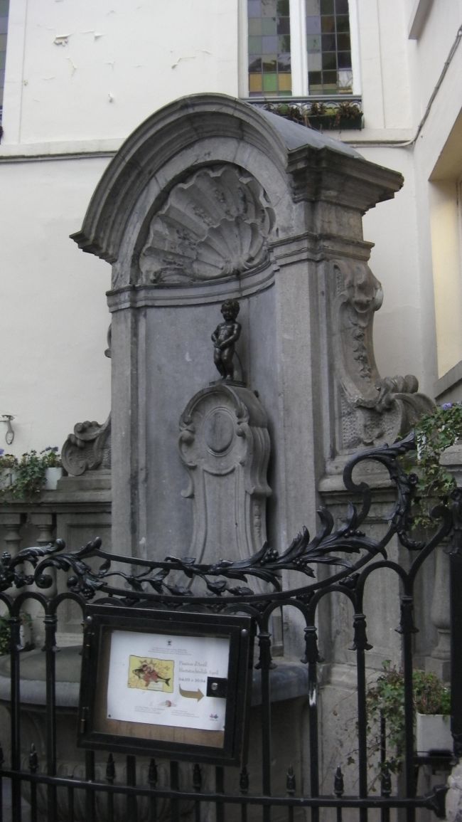 人混みをかき分けてやっとジュリアン君に会えました。想像していたよりも小さくてなんか拍子抜けしました。