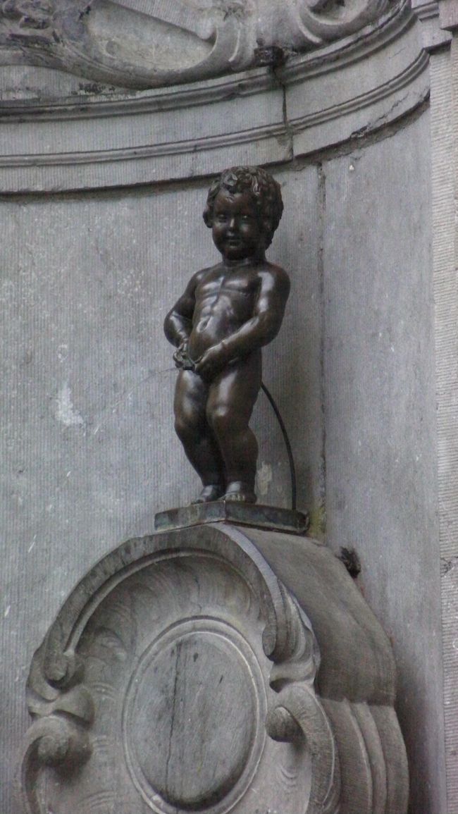 ベルギー観光局によると、このジュリアン君は17世紀にJ. デュケノワによって作られたもので、別名マヌカン・ピスとも呼ばれているブリュッセルの最年長市民だそうです。（※ちなみに今までに2度盗難にあっているらしいです。）