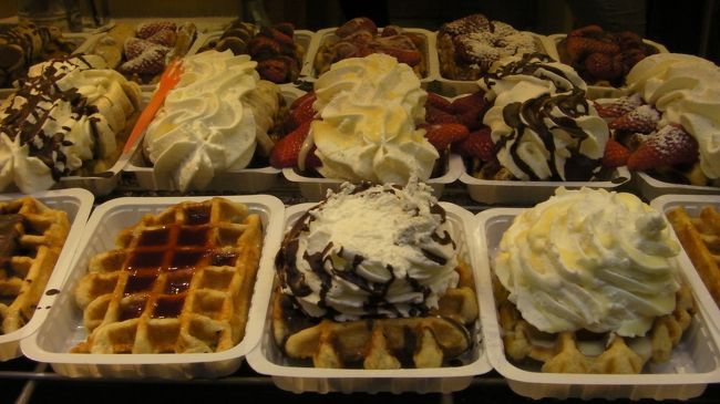 いろいろと歩きまわっているうちに小腹が空いてきたのでジュリアン君の近くにあるワッフル屋さんに立ち寄りました。いろいろと種類が豊富でどれもおいしそうです。