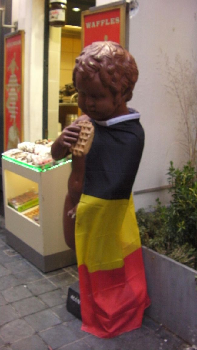 ベルギー国旗をまとった巨大ジュリアン君。ワッフル屋さんの看板息子です。