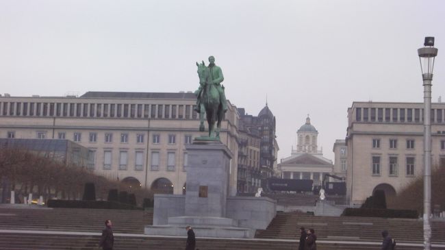 なんとか路地を抜けて王宮の通りまで続く大階段近くまでやってきました。