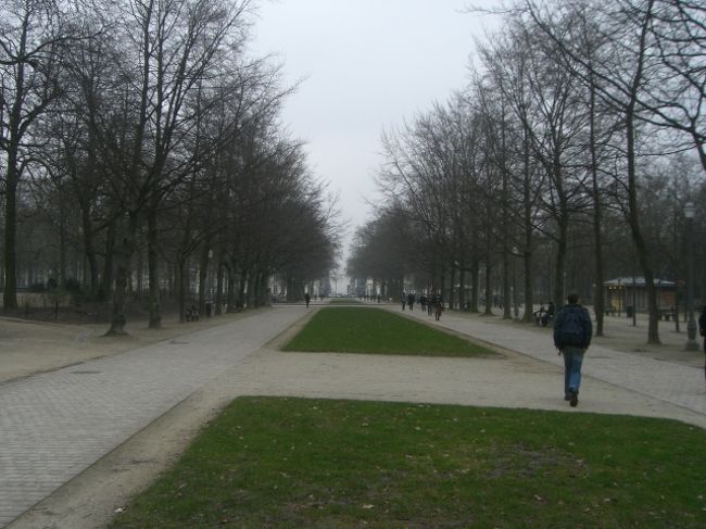 ベルギー王宮前にある広大な公園。天気が悪いせいか人はまばらです。