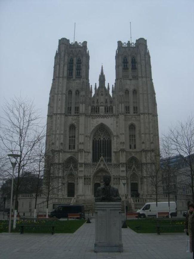 王宮を見終わった後、サン・ミッシェル教会までやってきました。