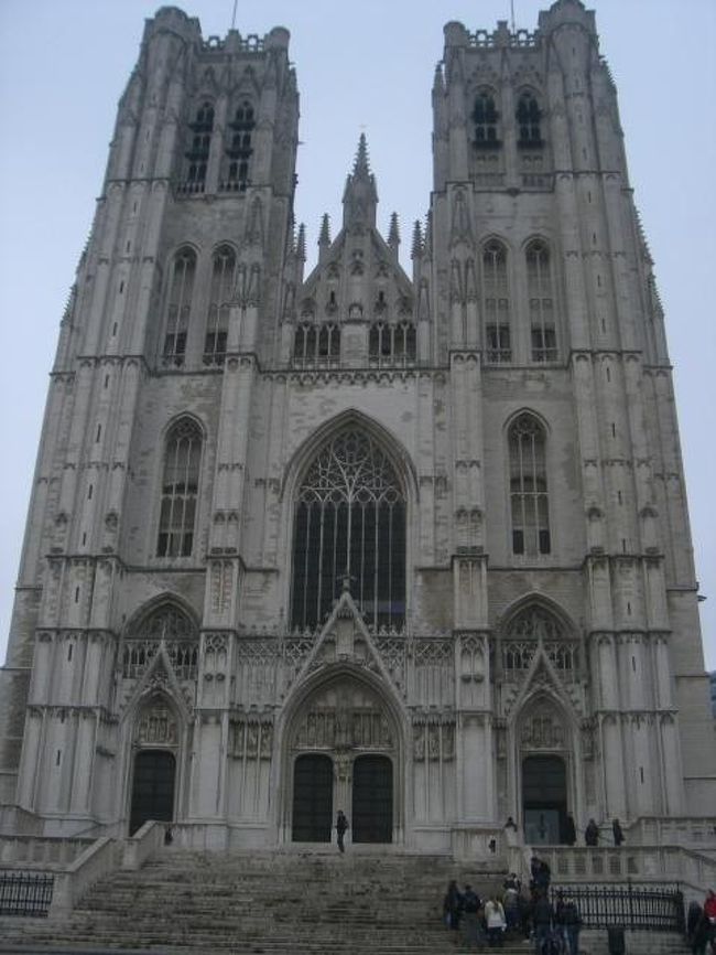 近くで見たサン・ミッシェル教会。