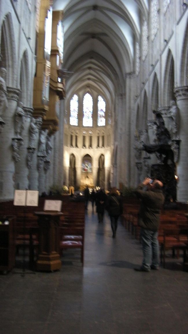 せっかくなのでサン・ミッシェル教会の中に入ってみました。