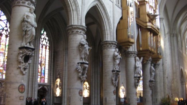 上の写真の左側。一つ一つの柱に彫刻が彫られています。