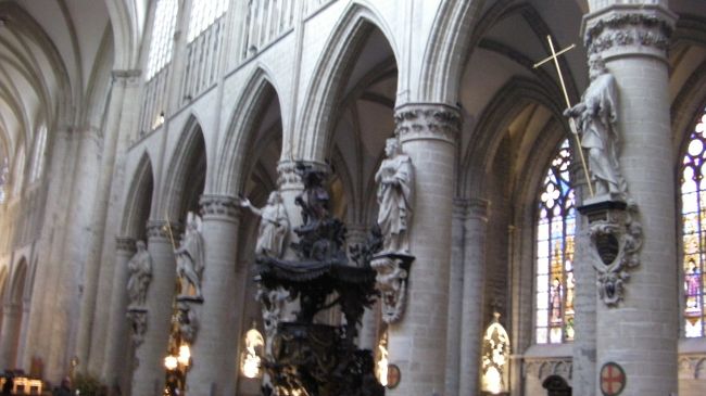 上の写真の右側。