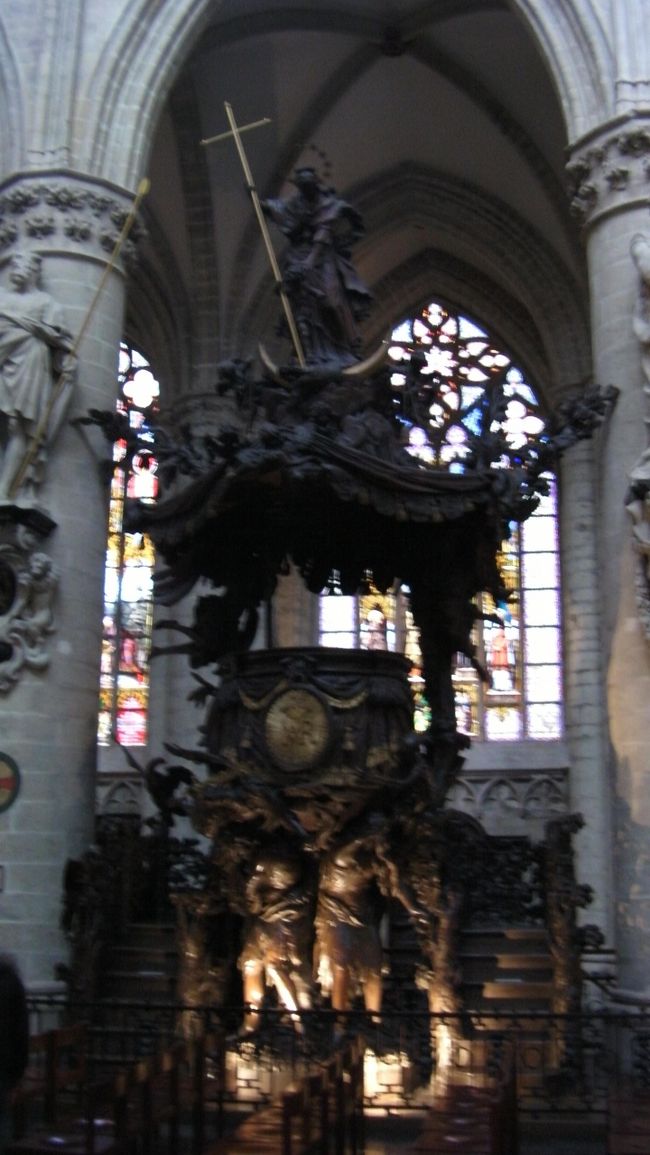 教会内にあった一番大きい彫刻。細部まで丁寧に作られています。