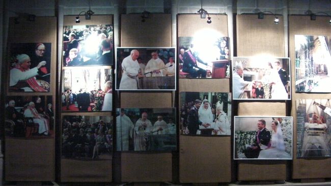 教会内には今までにこの教会を使ったいろいろな行事の写真が飾られています。近くでみてみると・・・