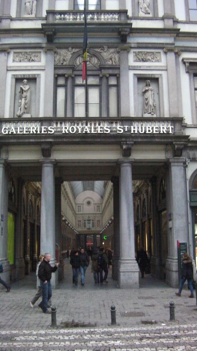 駅までに戻る途中、偶然にもブリュッセルで有名なアーケードのギャルリ・サンチュベール前を通りかかったのでちょっと立ち寄りました。