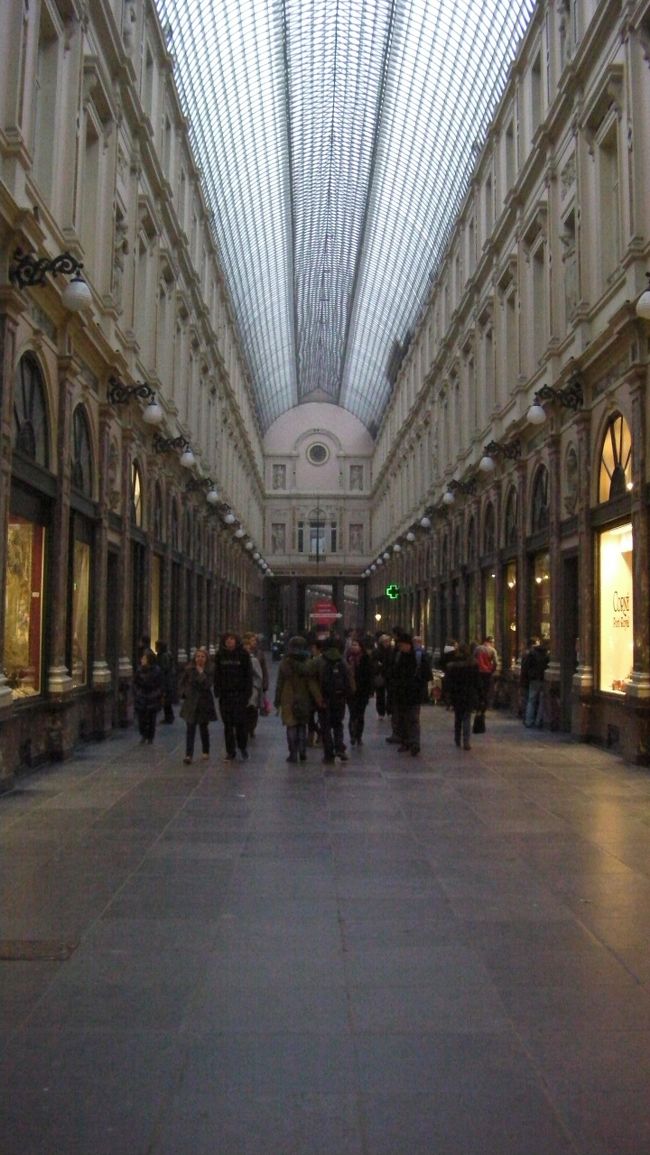 このギャルリ・サンチュベールはグラン・プラスの北東に続く瀟洒な商店街です。ヨーロッパ最古のアーケードのひとつであり｢女王」、｢王｣、「王子｣の3つの通りがあるそうです。いろいろな高級店がアーケードに入っていました。