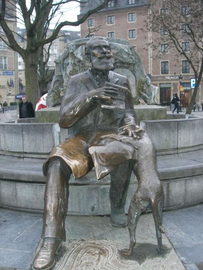 上の広場にあった銅像です。ついでに撮っておきました。