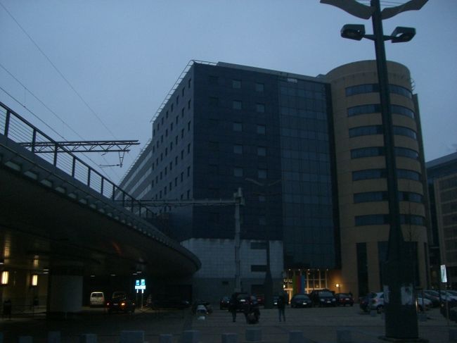 ブリュッセル南駅に到着しました。もう周りが暗くなってきてきました。