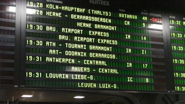 これからタリスに乗ってケルンまで帰ろうと思った時、駅の電光掲示板を見たときにタリスが25分遅れとなっていました。25分くらいならまあいいかなっと思ってたんですが駅のアナウンスでどうやら線路に異常があり、それの修理に時間がかかったらしく結局は1時間遅れで出発しました。