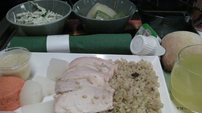 帰りのブリュッセル〜ケルン駅までにでたディナー。味はまあまあでした。明日はイギリス・ロンドンに向かいます。昨日と今日とずっと歩きっぱなしで体力的に限界に達しており、果たして明日の朝早く起きることが出来るかどうか不安に感じつつホテルに帰った後すぐ寝ました。（※4日目　ロンドン編に続く・・・）<br />