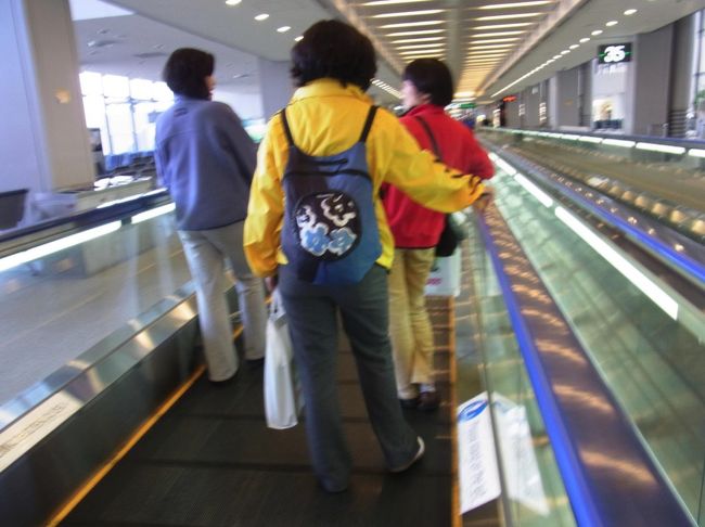 飛行機に乗るまでの間に、信号カラーの３人組を見つけました。<br />かわいい！