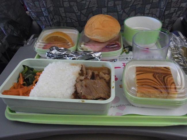 航空会社はエバー航空。<br />機内食はポークを選びました。<br />至って普通です。<br /><br />座席にはモニターもついていました。<br />特に見たい映画もなかったので、見ませんでした。<br /><br />